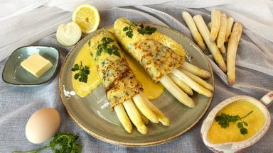 Weißer Spargel im Kräuterpfannkuchen
