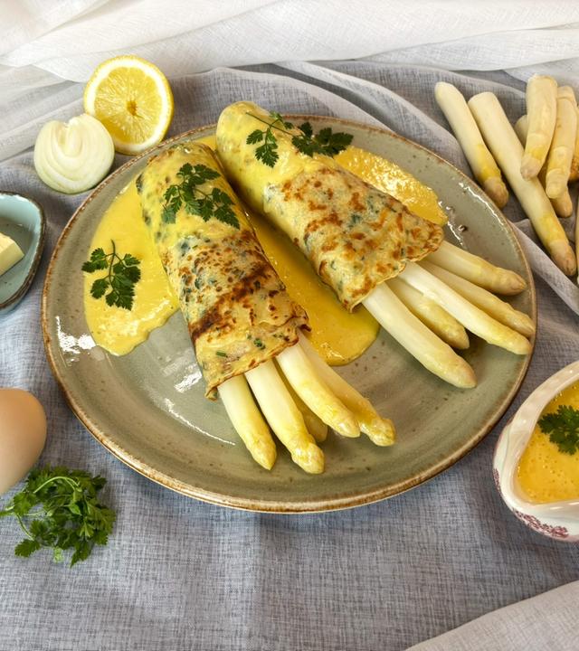 Weißer Spargel im Kräuterpfannkuchen