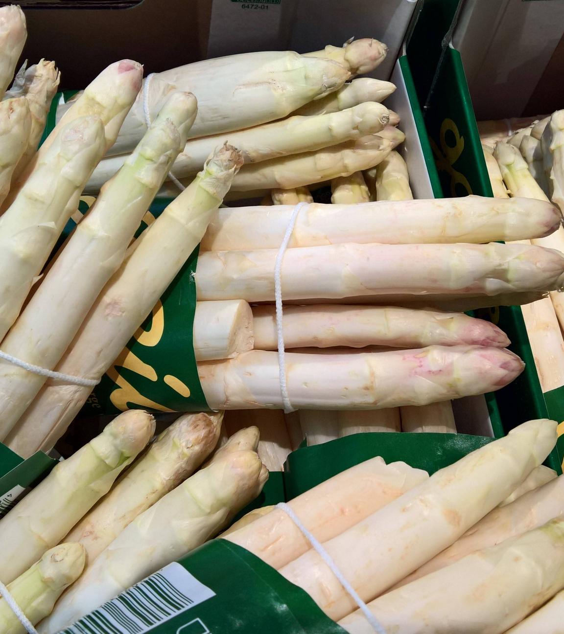 Weißer Spargel in Kisten