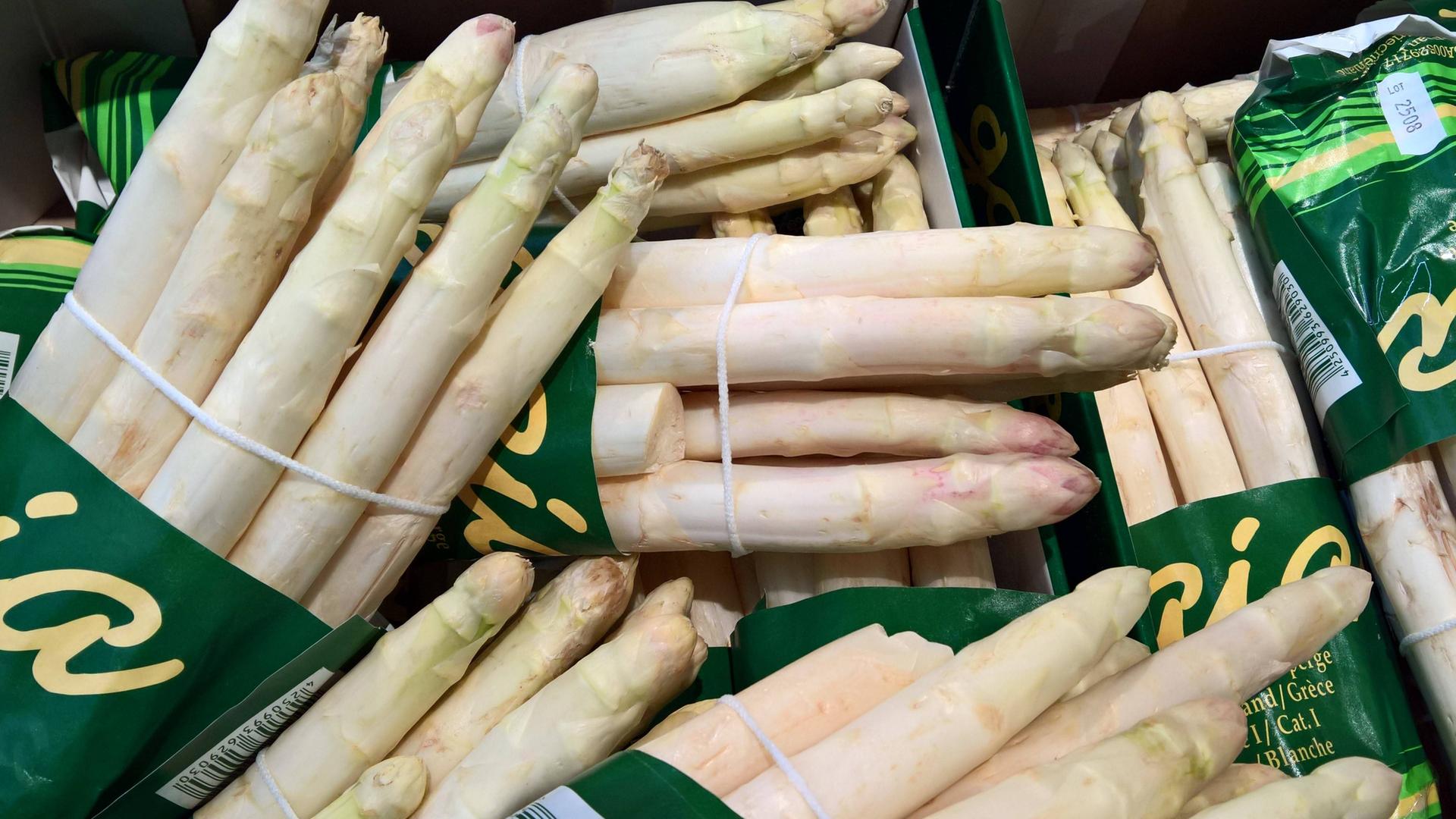 Weißer Spargel in Kisten