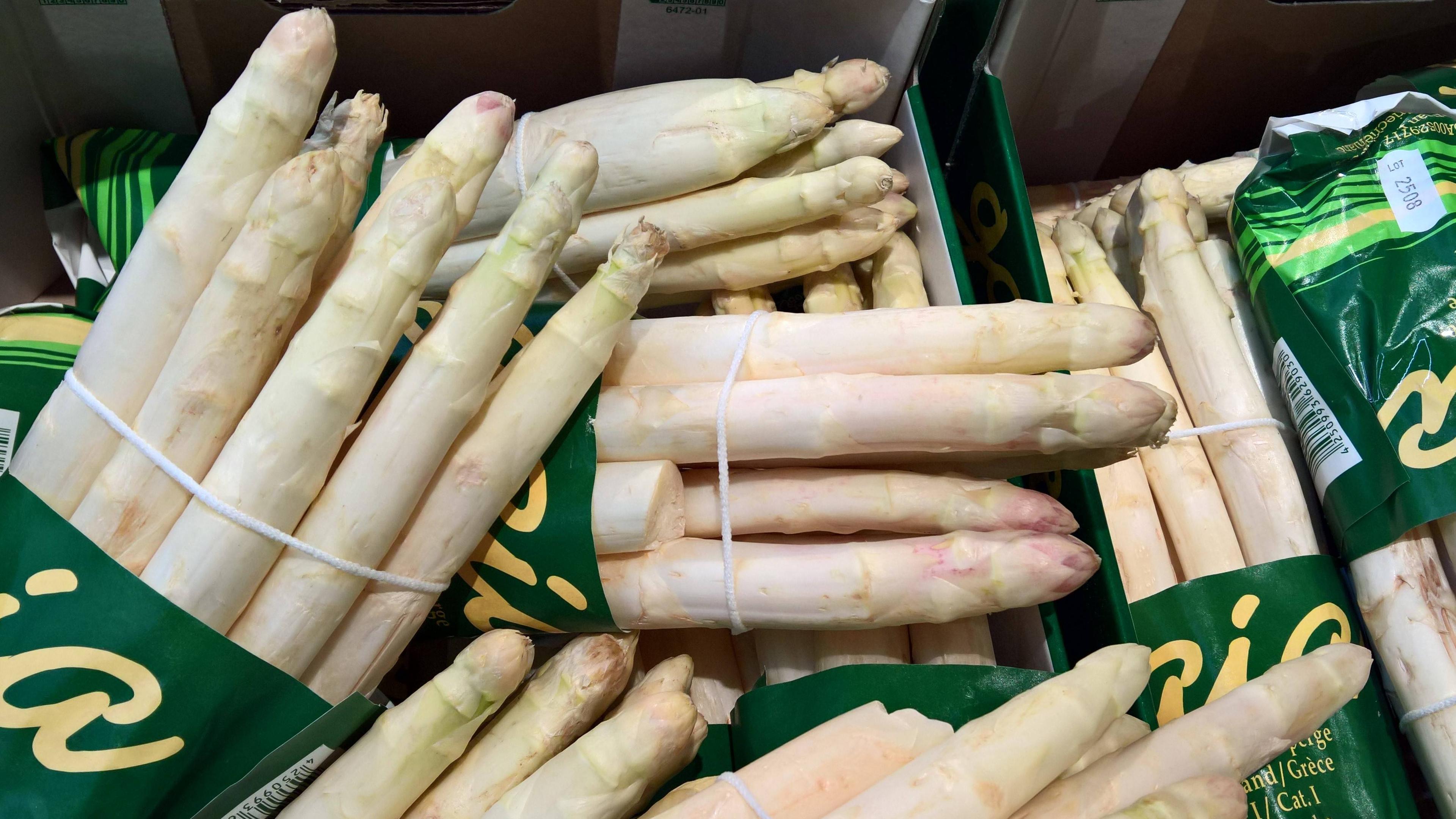 Weißer Spargel in Kisten