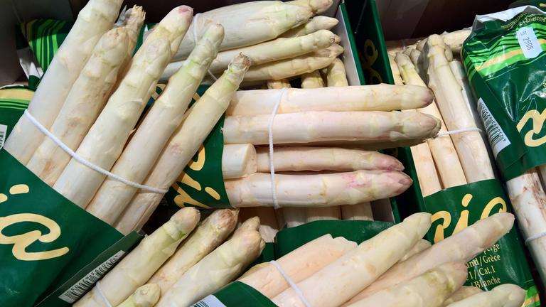 Weißer Spargel in Kisten