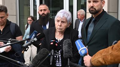 Klägerin Rita M. und Rechtsanwalt Daniel Kuhlmann geben vor dem Landgericht Essen ein Pressestatement zu den Schadenersatzklagen gegen die Stadt-Sparkasse Gelsenkirchen nach dem Schließfacheinbruch ab.