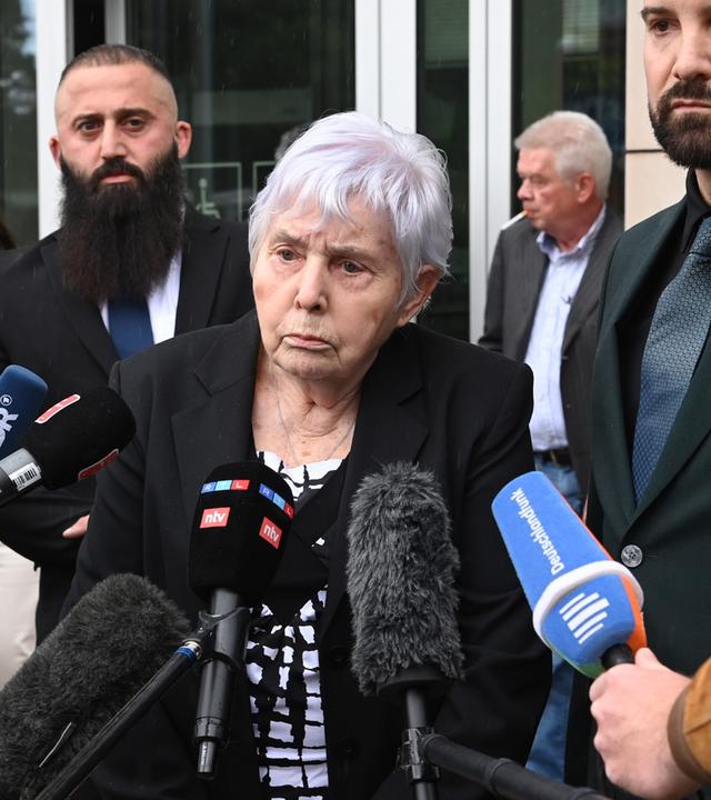 Klägerin Rita M. und Rechtsanwalt Daniel Kuhlmann geben vor dem Landgericht Essen ein Pressestatement zu den Schadenersatzklagen gegen die Stadt-Sparkasse Gelsenkirchen nach dem Schließfacheinbruch ab.