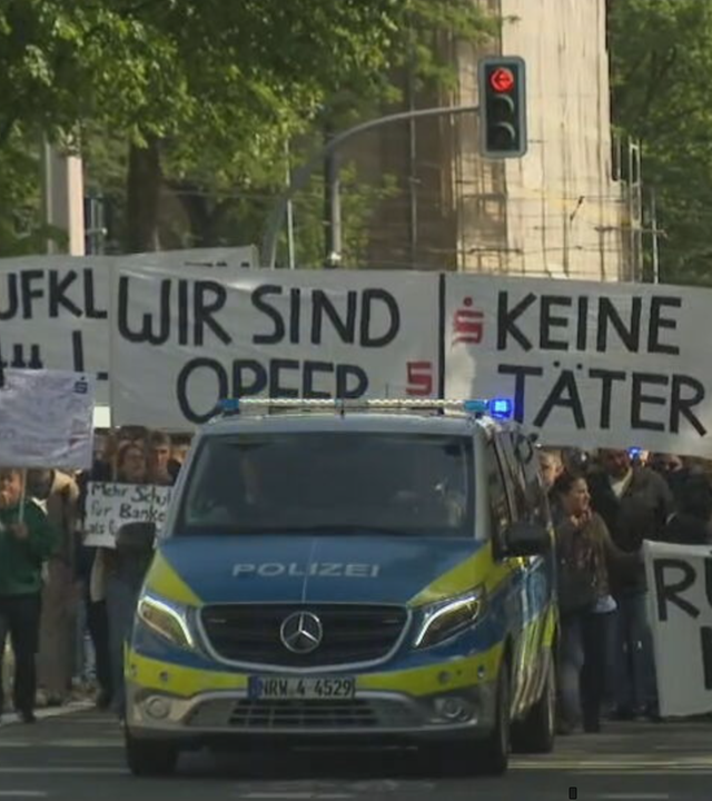 Nach Sparkassen-Raub: Opfer demonstrieren
