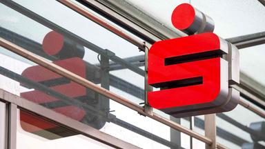 Berlin: Ein Sparkassenlogo hängt an der Fassade einer Berliner Sparkassen-Filiale. 
