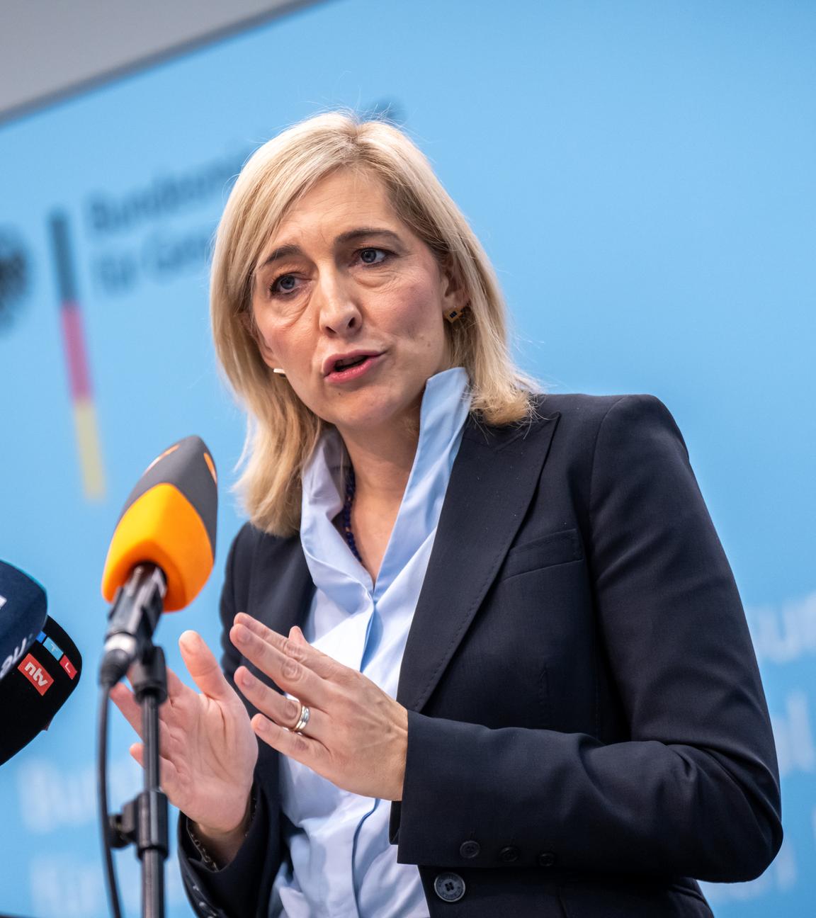 Nina Warken (CDU), Bundesministerin für Gesundheit, spricht bei einer Pressekonferenz zum geplanten Sparpaket gegen höhere Kassenbeiträge. 