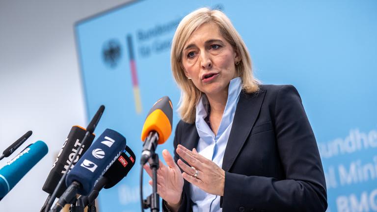 Nina Warken (CDU), Bundesministerin für Gesundheit, spricht bei einer Pressekonferenz zum geplanten Sparpaket gegen höhere Kassenbeiträge. 