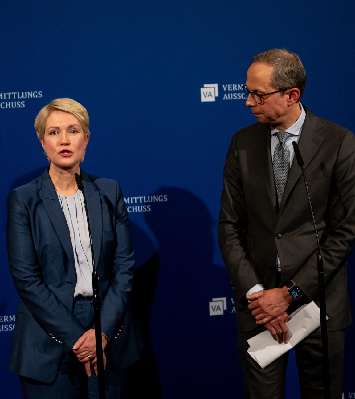 Ministerpräsidentin von Mecklenburg-Vorpommern, Hendrik Hoppenstedt (CDU), Mitglied des Deutschen Bundestages, geben nach einem Vermittlungsausschuss zum Sparpaket für stabile Krankenkassenbeiträge ein Pressestatement.