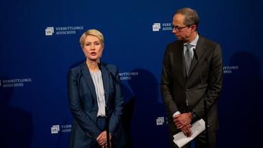 Ministerpräsidentin von Mecklenburg-Vorpommern, Hendrik Hoppenstedt (CDU), Mitglied des Deutschen Bundestages, geben nach einem Vermittlungsausschuss zum Sparpaket für stabile Krankenkassenbeiträge ein Pressestatement.