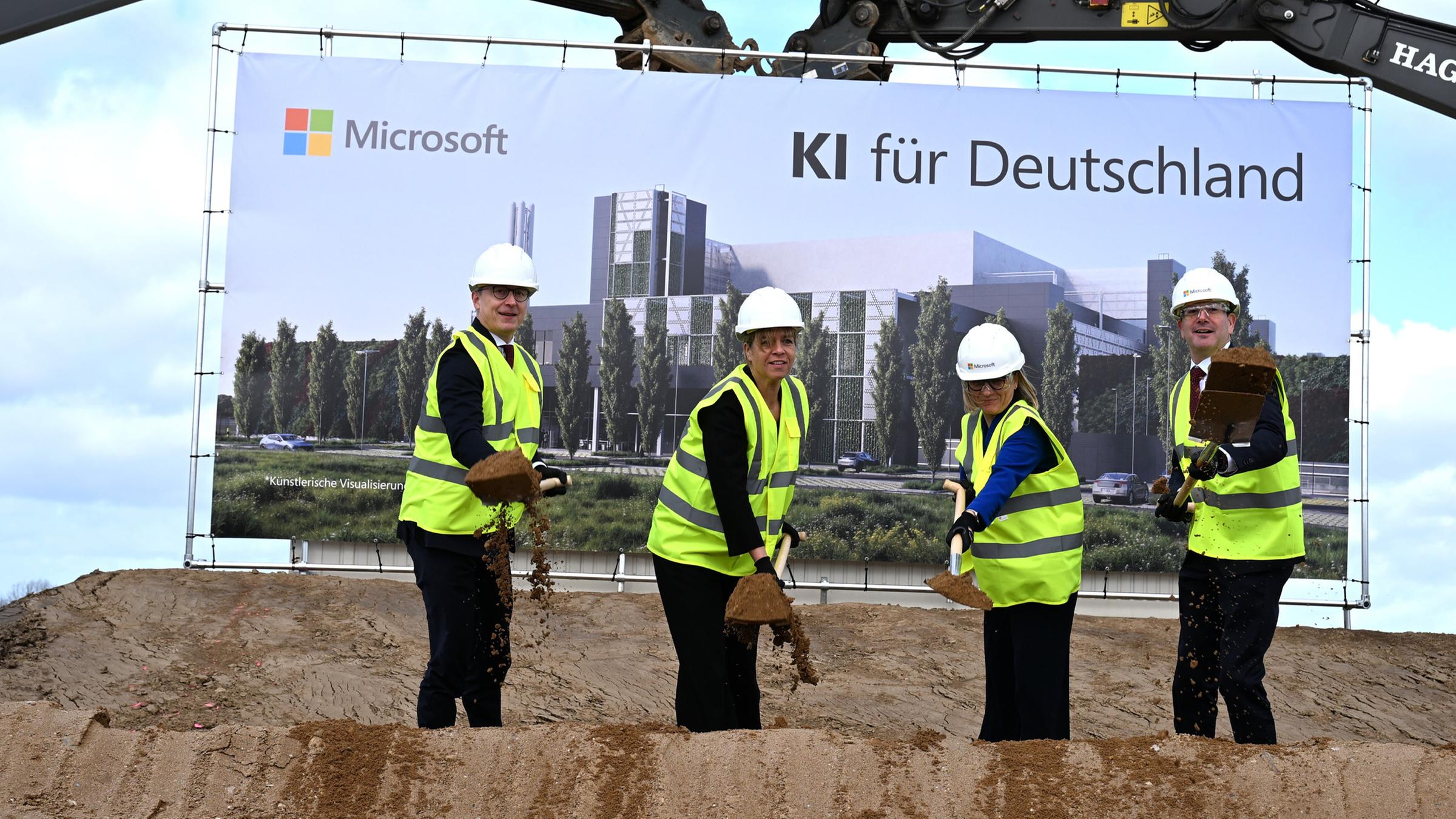 Bundesdigitalminister Karsten Wildberger, NRW-Wirtschaftsministerin Mona Neubaur, Microsoft-Deutschlandchefin Agnes Heftberger sowie Eoin Doherty (Microsoft) während des Spatenstichs für das neue Rechenzentrum von Microsoft in Nordrhein-Westfalen.