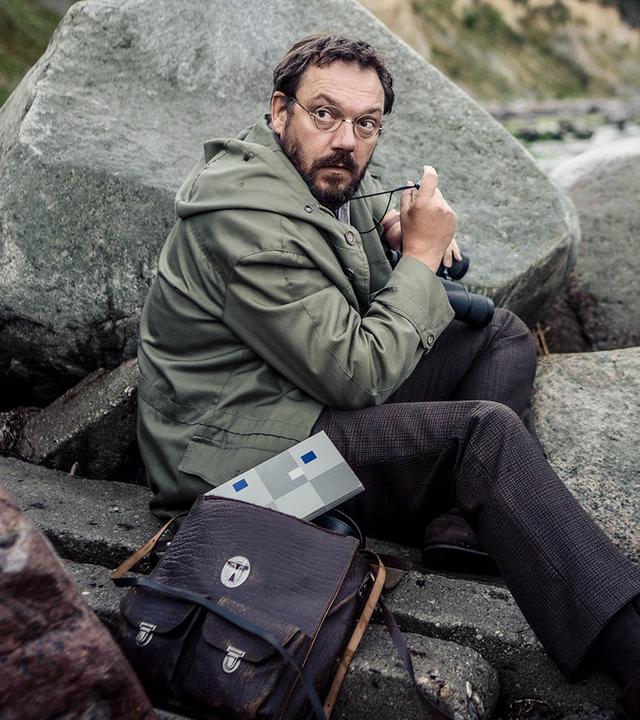 Paul (Charly Hübner) bei einer seiner Erkundungen an der Ostsee. Szene des Films "Spaziergang nach Syrakus" 