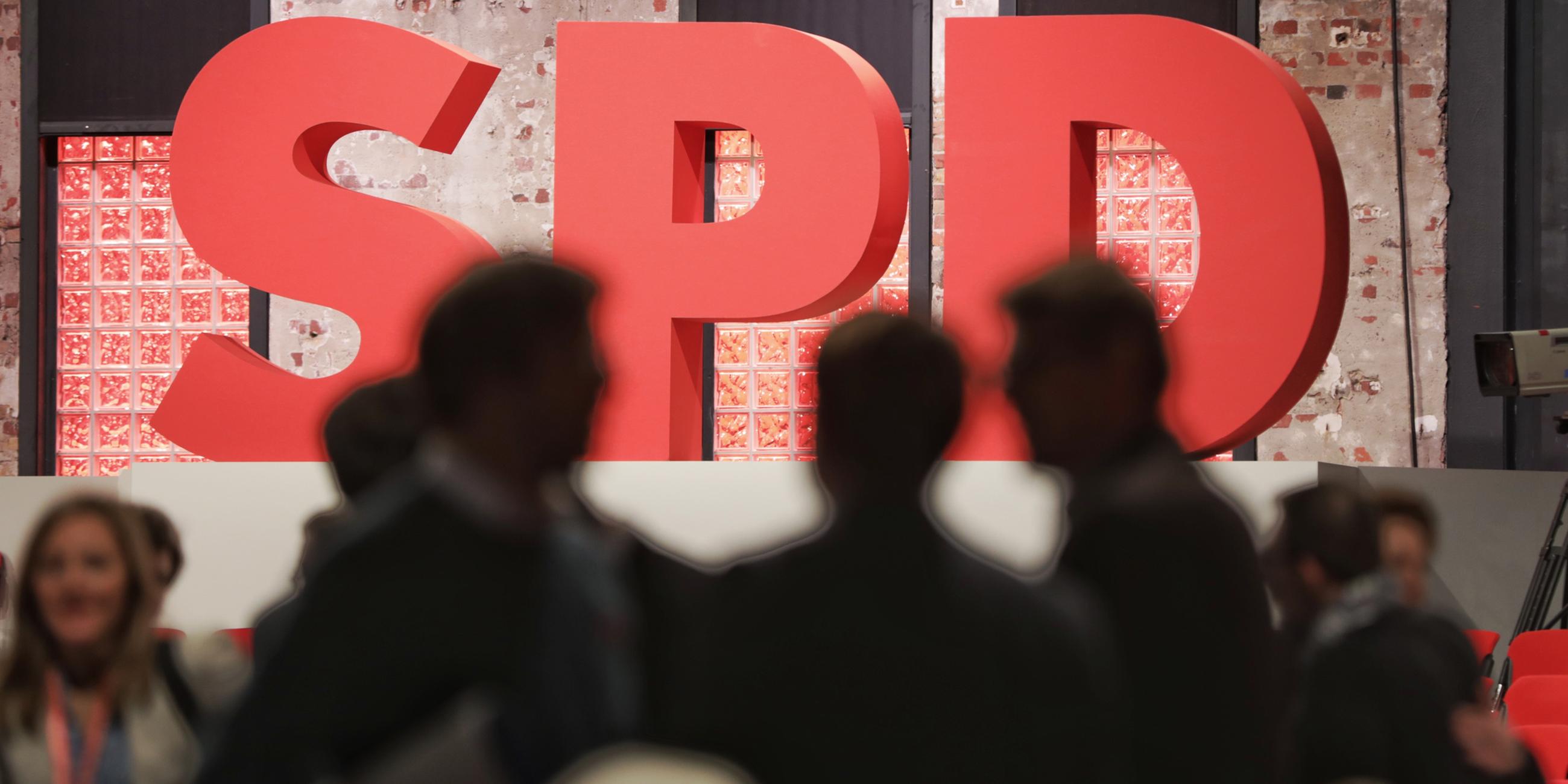 Archiv: Delegierte stehen am 19.03.2017 in Berlin auf dem SPD-Sonderparteitag vor dem Parteilogo