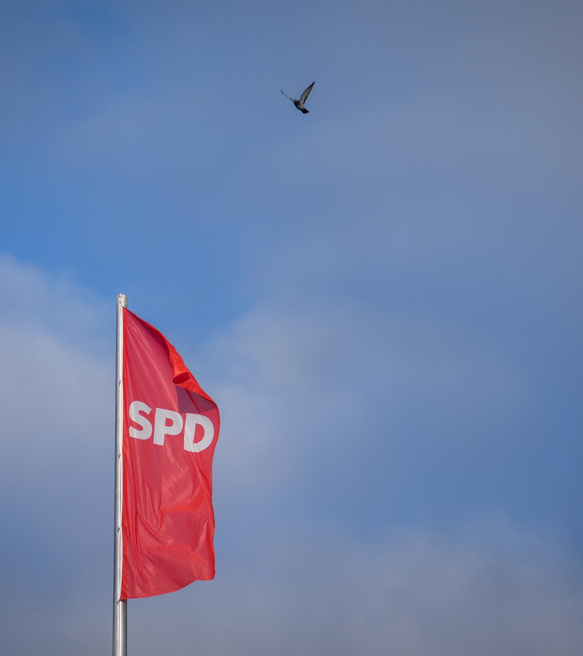 Die SPD-Fahne weht am Morgen über dem Willy-Brandt-Haus, der SPD-Parteizentrale, im Wind.