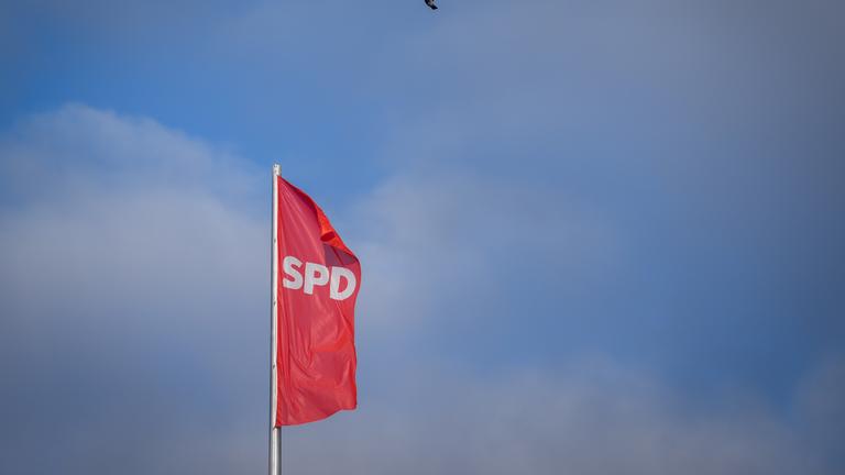 Die SPD-Fahne weht am Morgen über dem Willy-Brandt-Haus, der SPD-Parteizentrale, im Wind.