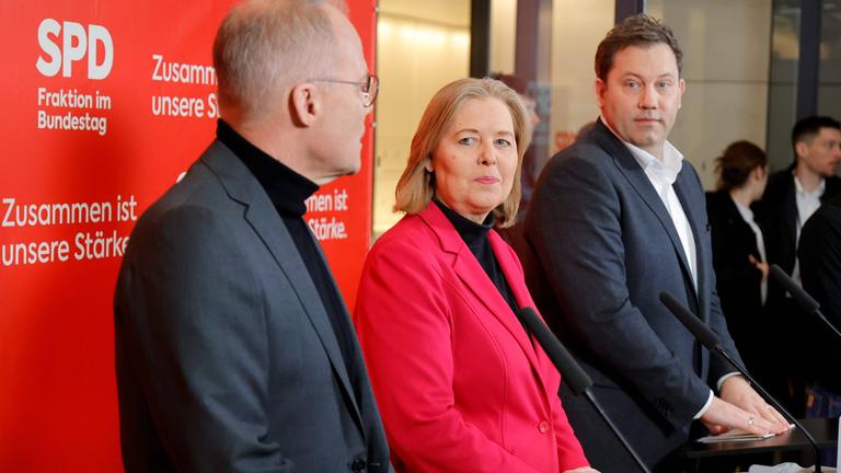 Matthias Miersch, Vorsitzender der SPD-Bundestagsfraktion, SPD-Parteivorsitzende Bärbel Bas und Vizekanzler Lars Klingbeil bei der Klausurtagung der SPD-Bundestagsfraktion.