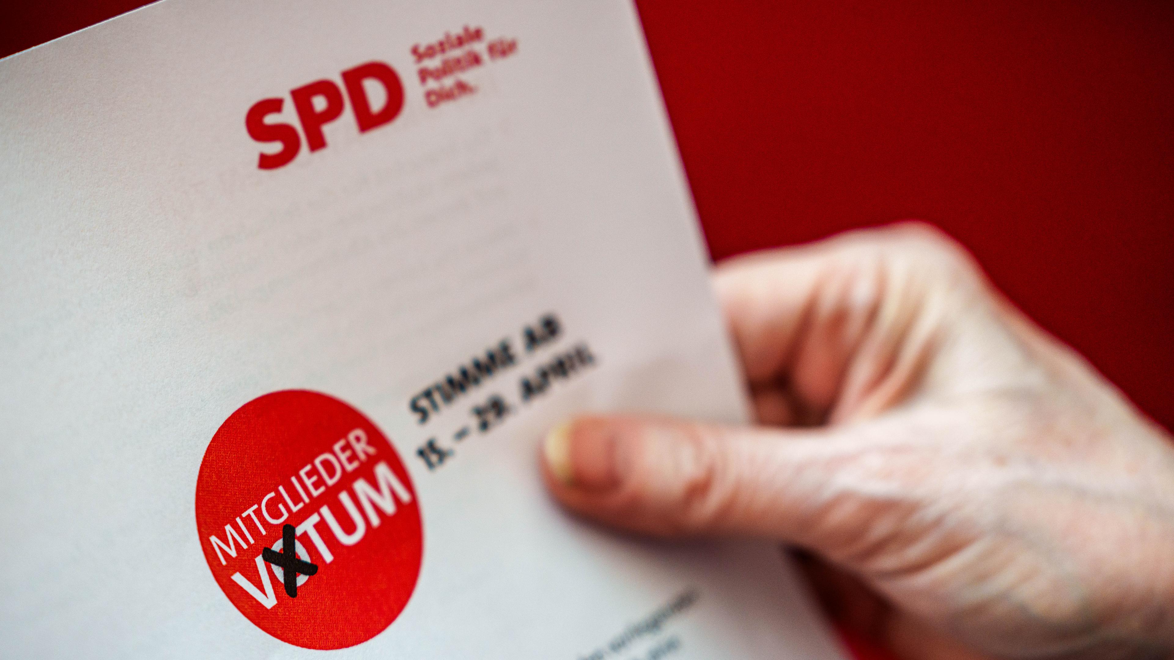 Ein Musterbrief in der SPD-Zentrale zeigt die Unterlagen, die SPD Mitgliedern zum Mitgliedervotum zum Koalitionsvertrag zugeschickt bekommen. Mit dem Brief erhalten die Mitglieder einen QR-Code mit dem vom 15.4.25 bis 29.4.25 eine Online-Abstimmung zum Koalitonsvertrag zwischen SPD und Union möglich ist.