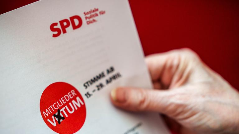Ein Musterbrief in der SPD-Zentrale zeigt die Unterlagen, die SPD Mitgliedern zum Mitgliedervotum zum Koalitionsvertrag zugeschickt bekommen. Mit dem Brief erhalten die Mitglieder einen QR-Code mit dem vom 15.4.25 bis 29.4.25 eine Online-Abstimmung zum Koalitonsvertrag zwischen SPD und Union möglich ist.