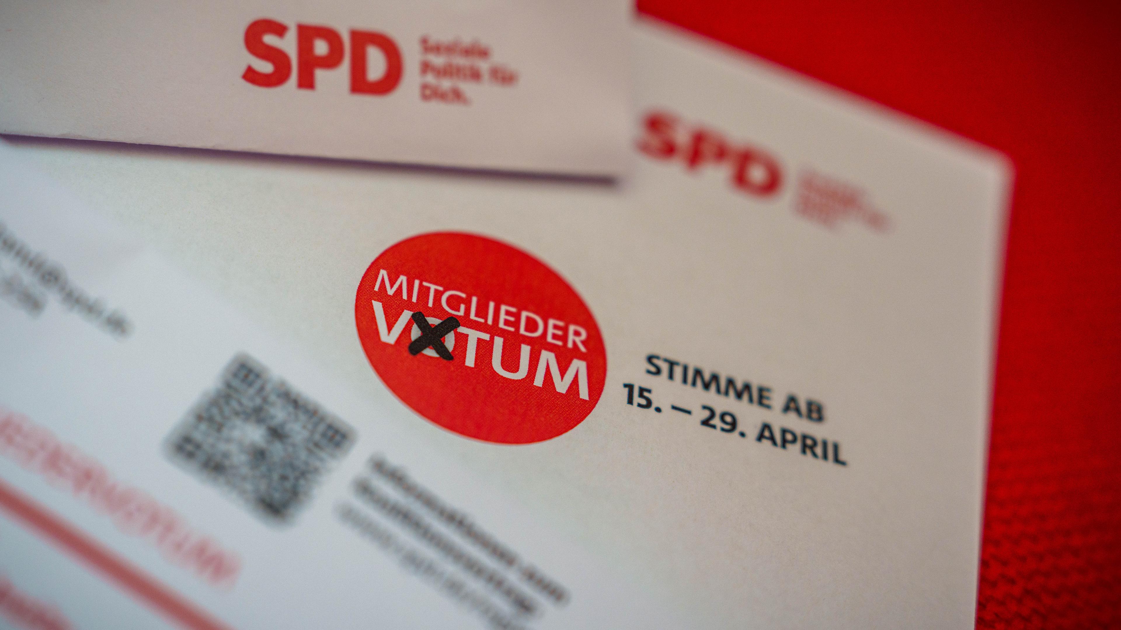 Ein Musterbrief in der SPD-Zentrale zeigt die Unterlagen, die SPD Mitgliedern zum Mitgliedervotum zum Koalitionsvertrag zugeschickt bekommen. Mit dem Brief erhalten die Mitglieder einen QR-Code mit dem vom 15.4.25 bis 29.4.25 eine Online-Abstimmung zum Koalitonsvertrag zwischen SPD und Union möglich ist. 