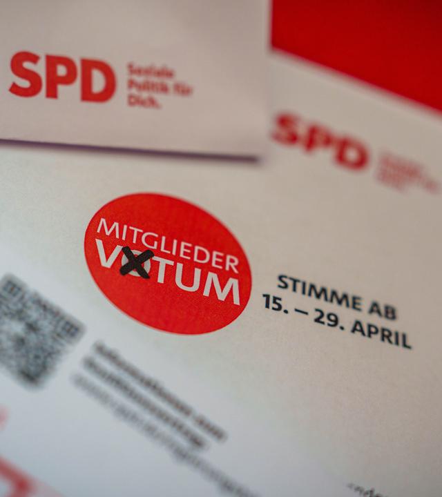 Ein Musterbrief in der SPD-Zentrale zeigt die Unterlagen, die SPD Mitgliedern zum Mitgliedervotum zum Koalitionsvertrag zugeschickt bekommen. Mit dem Brief erhalten die Mitglieder einen QR-Code mit dem vom 15.4.25 bis 29.4.25 eine Online-Abstimmung zum Koalitonsvertrag zwischen SPD und Union möglich ist. 