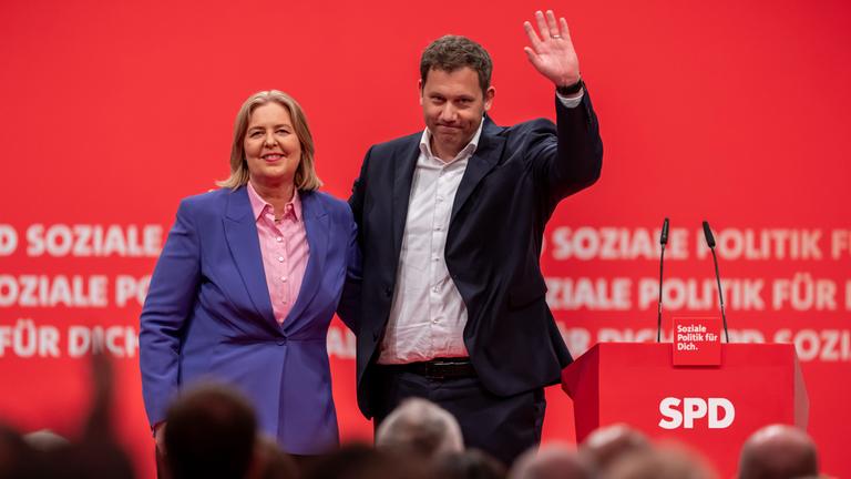 27.06.2025, Berlin: Lars Klingbeil (SPD), Bundesminister der Finanzen, Vizekanzler und SPD-Bundesvorsitzender, steht neben Bärbel Bas (SPD), Bundesarbeitsministerin und SPD Bundesvorsitzende, beim SPD-Bundesparteitag nach der Wahl.