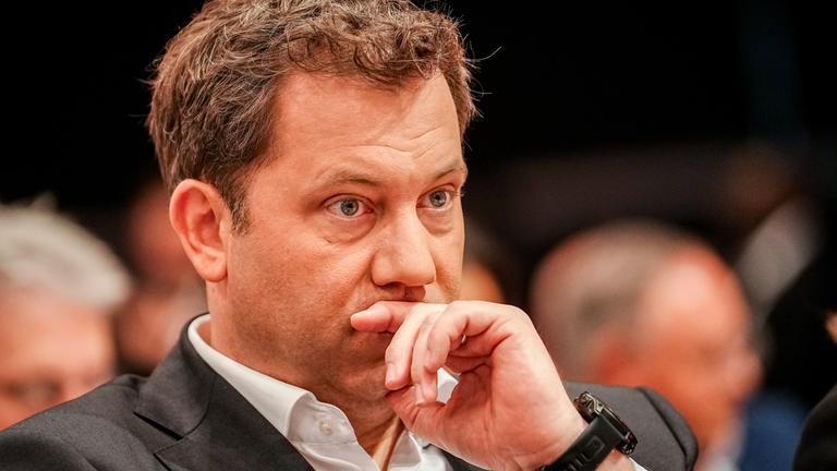 Berlin: Lars Klingbeil (SPD), Bundesminister der Finanzen, Vizekanzler und SPD-Bundesvorsitzender, nimmt am SPD-Bundesparteitag teil.