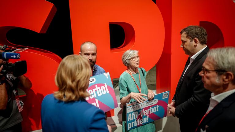 SPD-Bundesparteitag, Übergabe der Petition zur Prüfung eines Verbots der AfD