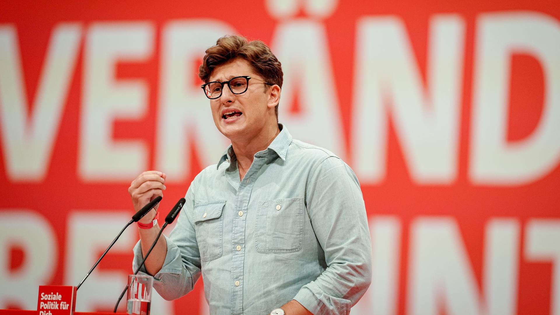 Berlin: Philipp Türmer, Bundesvorsitzender der Jusos, spricht beim SPD-Bundesparteitag zu den Delegierten.