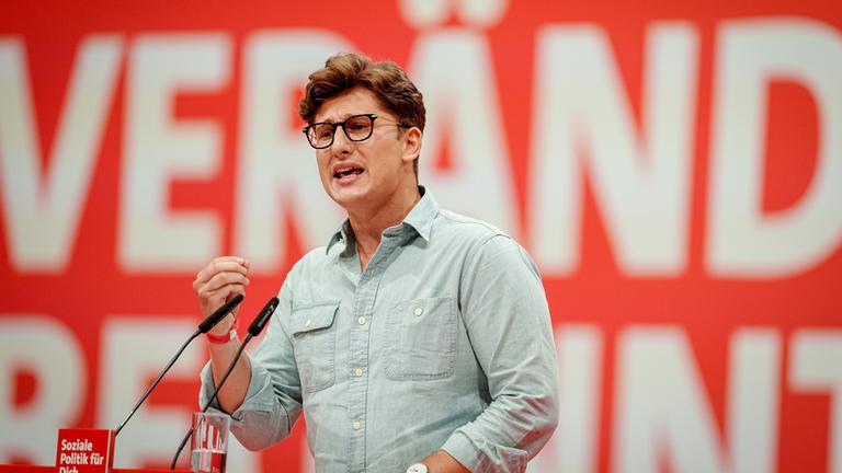 Berlin: Philipp Türmer, Bundesvorsitzender der Jusos, spricht beim SPD-Bundesparteitag zu den Delegierten.