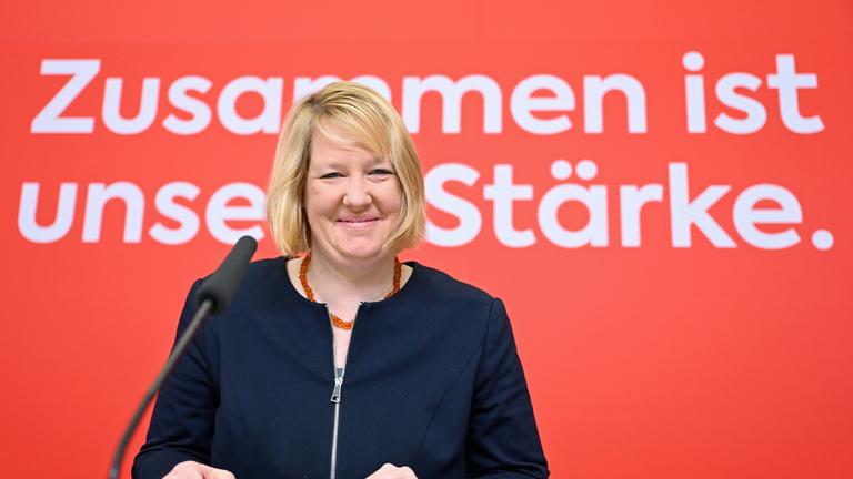 Berlin: Wiebke Esdar (SPD) lächelt während des Pressegesprächs zum SPD-Konzept zur Reform der Erbschaftssteuer.