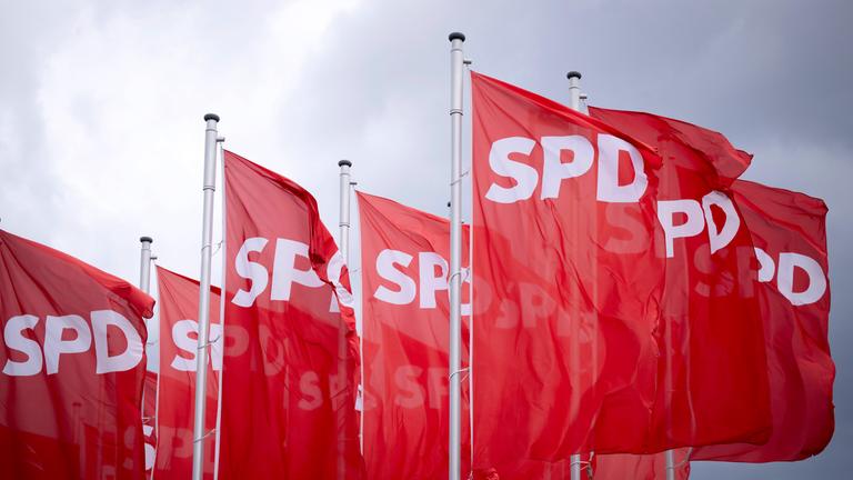 Fahnen mit dem Logo der SPD auf dem Bundesparteitag der SPD am 29.06.2025.
