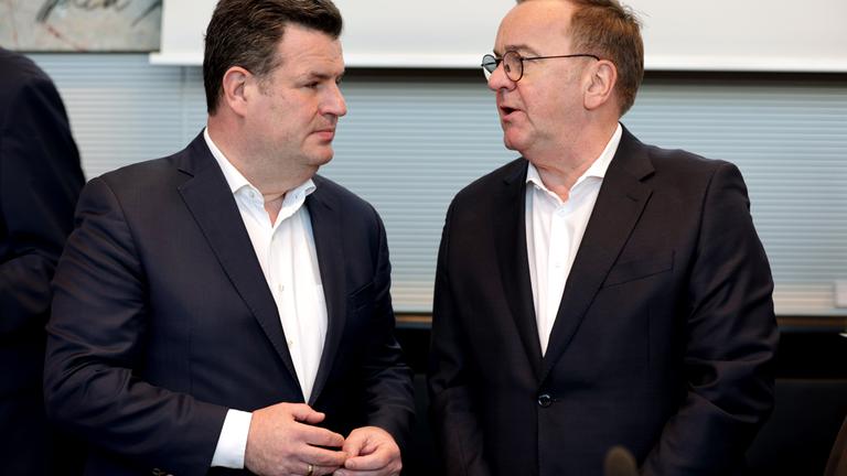 Hubertus Heil, Bundesminister fuer Arbeit und Soziales, SPD, Boris Pistorius, Bundesminister der Verteidigung, SPD, vor der Fraktionssitzung im Deutschen Bundestag