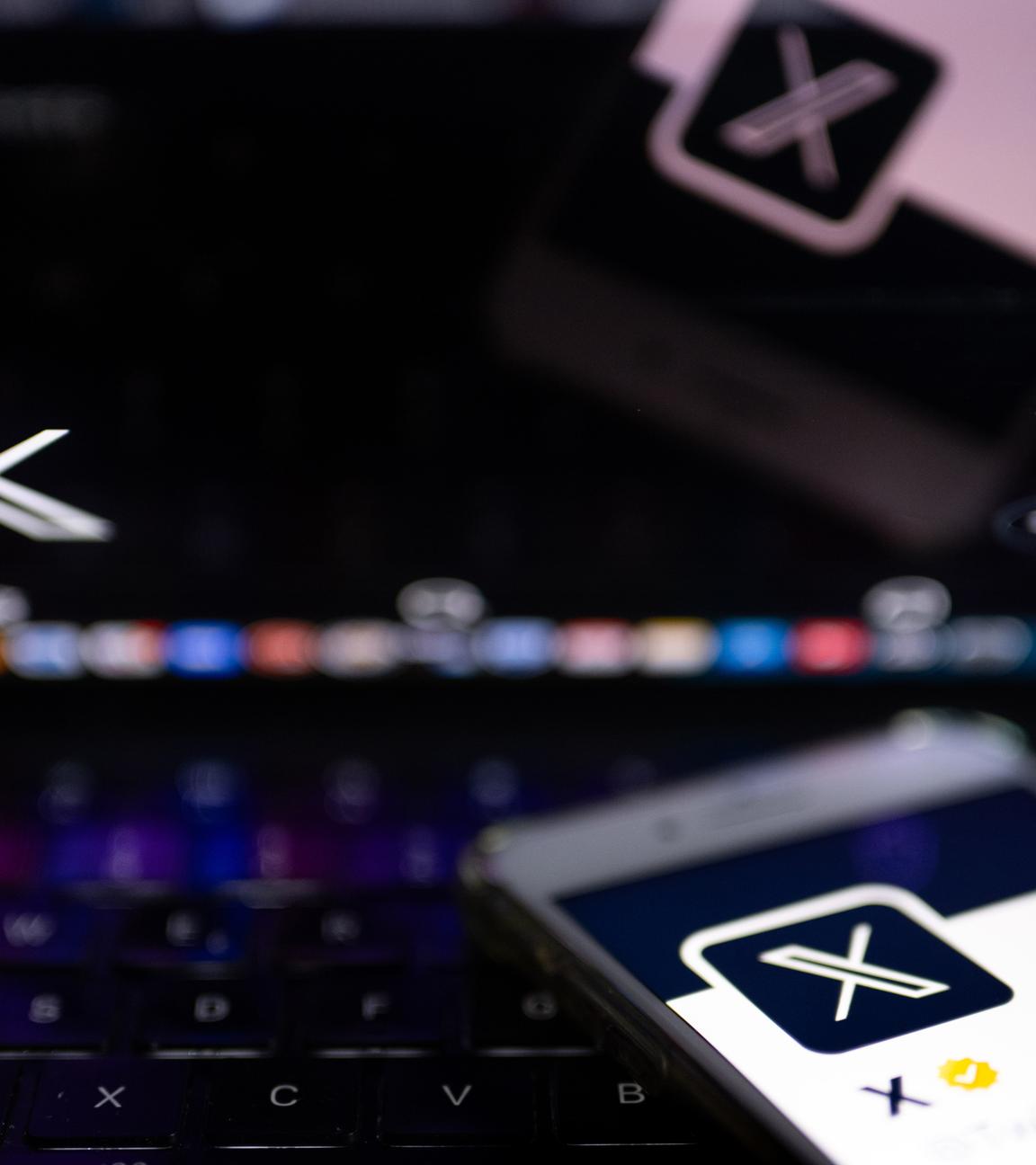 Online-Plattform X auf Handy und Laptop
