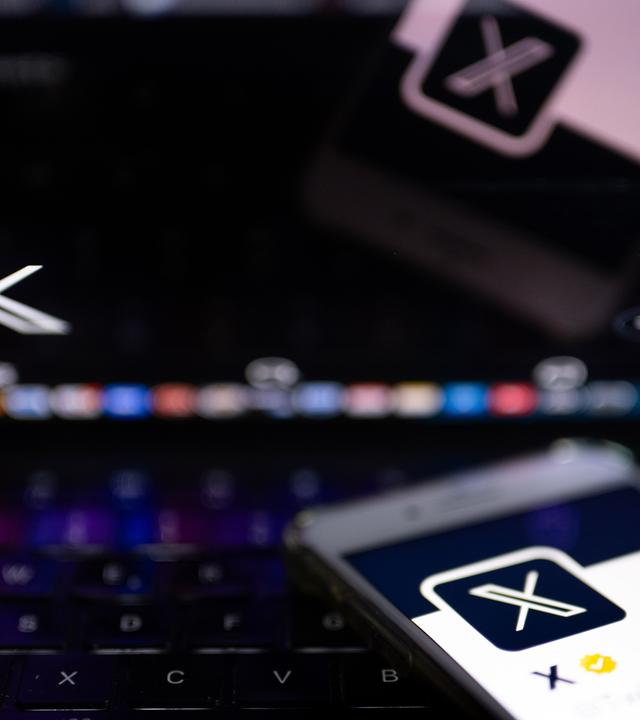 Online-Plattform X auf Handy und Laptop