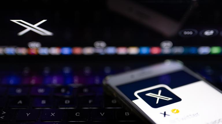 Online-Plattform X auf Handy und Laptop