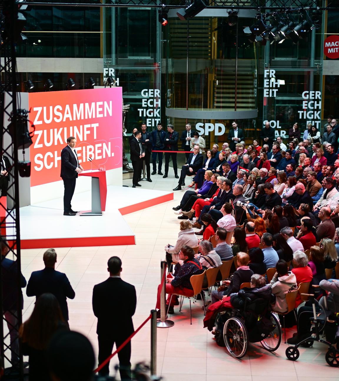 Lars Klingbeil, Vorsitzender der SPD, spricht spricht wŠhrend der Jahresauftaktklausur des SPD-Parteivorstands unter dem Motto "Zusammen Zukunft Schreiben" im Willy-Brandt-Haus. 