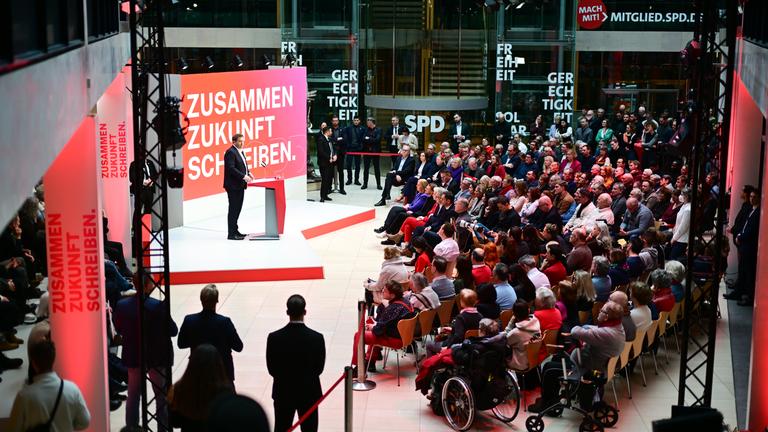 Lars Klingbeil, Vorsitzender der SPD, spricht spricht wŠhrend der Jahresauftaktklausur des SPD-Parteivorstands unter dem Motto "Zusammen Zukunft Schreiben" im Willy-Brandt-Haus. 