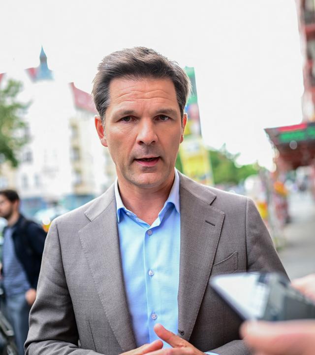 09.09.2026, Berlin: Steffen Krach, SPD-Spitzenkandidat bei der Wahl zum Abgeordnetenhaus von Berlin 2026, kommt zu einer Diskussionsrunde bei der Diakonie.