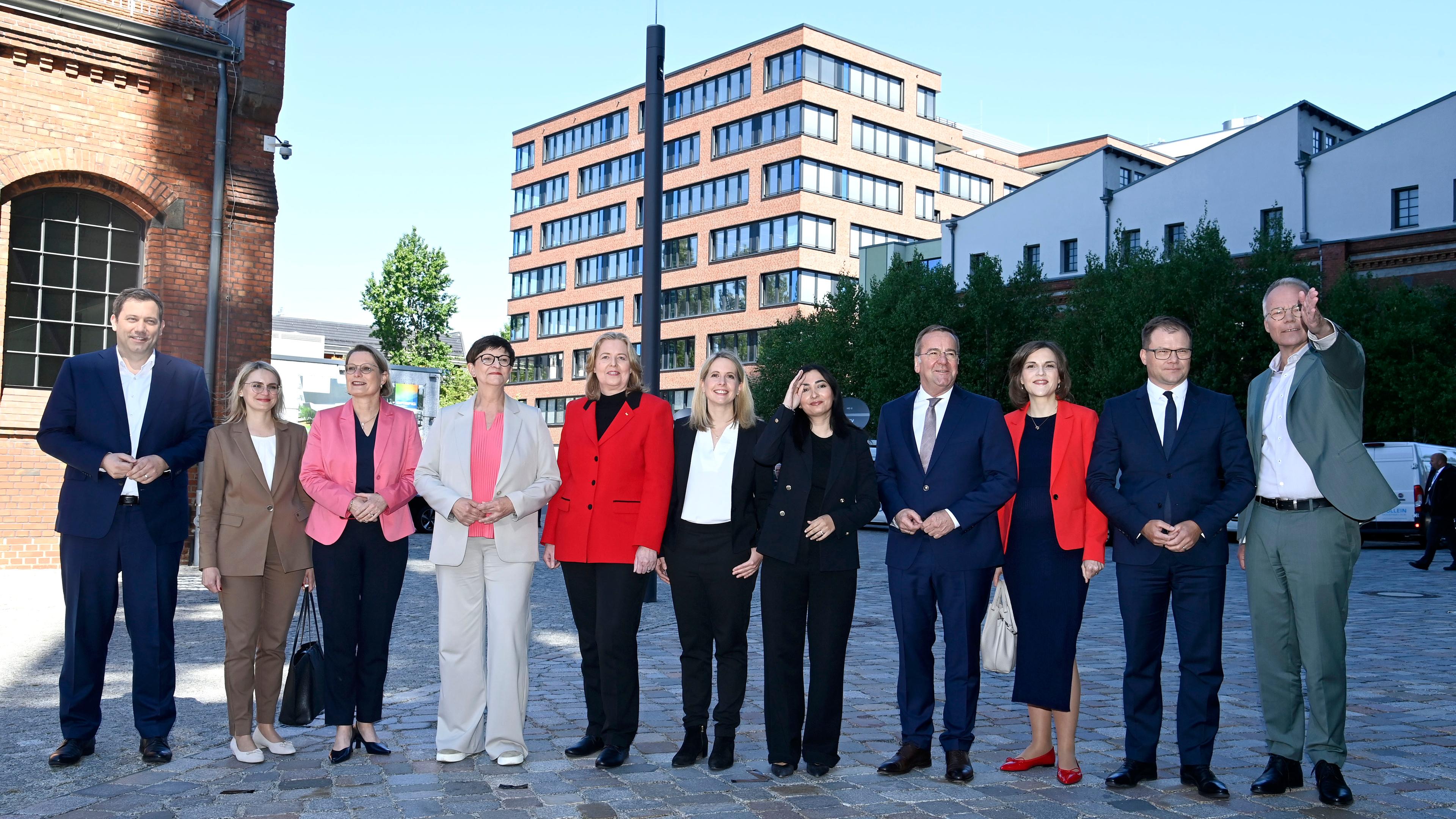 Lars Klingbeil, Natalie Pawlik, Stefanie Hubig, Saskia Esken, Bärbel Bas, Verena Hubertz, Reem Alabali-Radovan, Boris Pistorius, Elisabeth Kaiser, Carsten Schneider und Matthias Miersch beim Bildtermin mit dem SPD-Regierungsteam im Vorfeld der Unterzeichnung des Koalitionsvertrages zwischen CDU, CSU und SPD im Gasometer Schöneberg