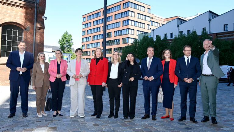 Lars Klingbeil, Natalie Pawlik, Stefanie Hubig, Saskia Esken, Bärbel Bas, Verena Hubertz, Reem Alabali-Radovan, Boris Pistorius, Elisabeth Kaiser, Carsten Schneider und Matthias Miersch beim Bildtermin mit dem SPD-Regierungsteam im Vorfeld der Unterzeichnung des Koalitionsvertrages zwischen CDU, CSU und SPD im Gasometer Schöneberg