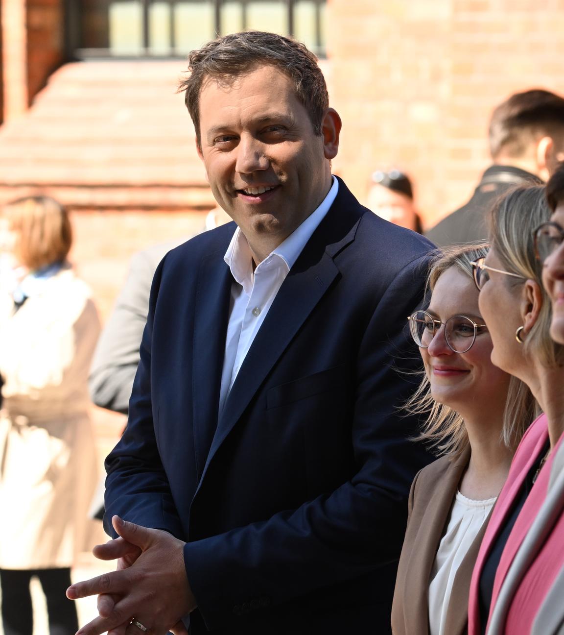Lars Klingbeil vor einem SPD-Hintergrund