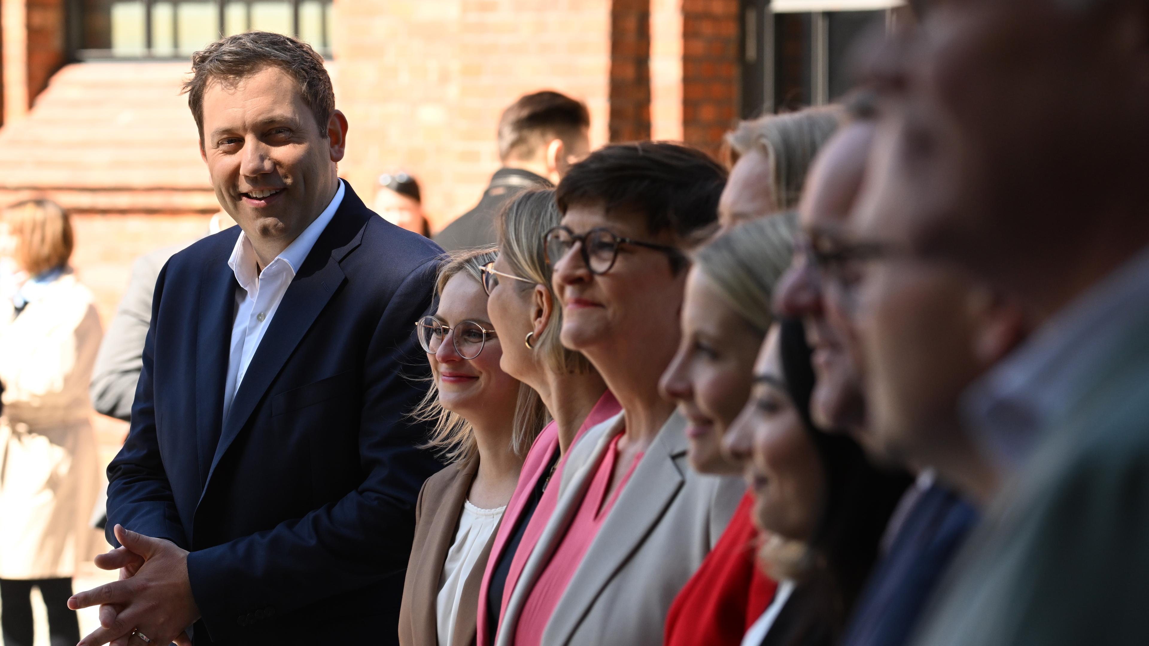 Lars Klingbeil vor einem SPD-Hintergrund