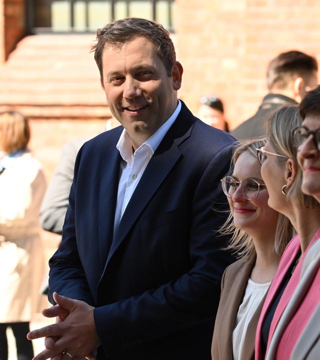 Lars Klingbeil vor einem SPD-Hintergrund
