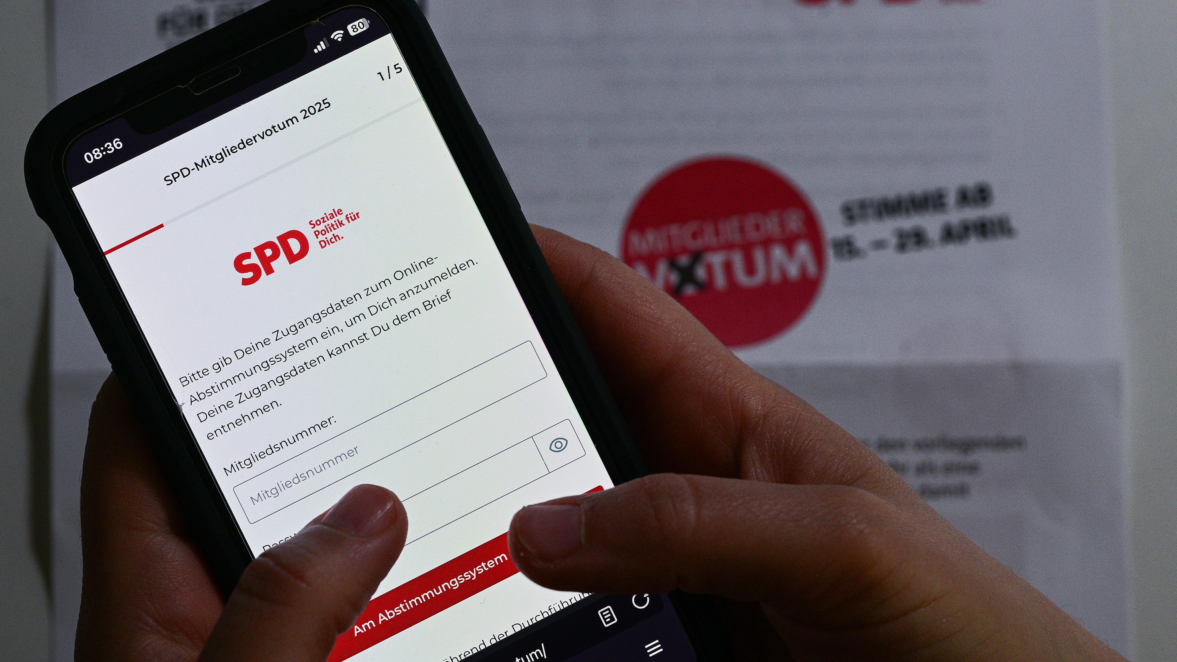 Ein SPD-Mitglied stimmt im Mitgliedervotum der Partei über den ausgehandelten Koalitionsvertrag ab (Illustration)