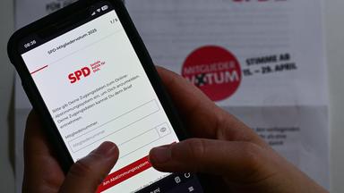 Ein SPD-Mitglied stimmt im Mitgliedervotum der Partei über den ausgehandelten Koalitionsvertrag ab (Illustration)