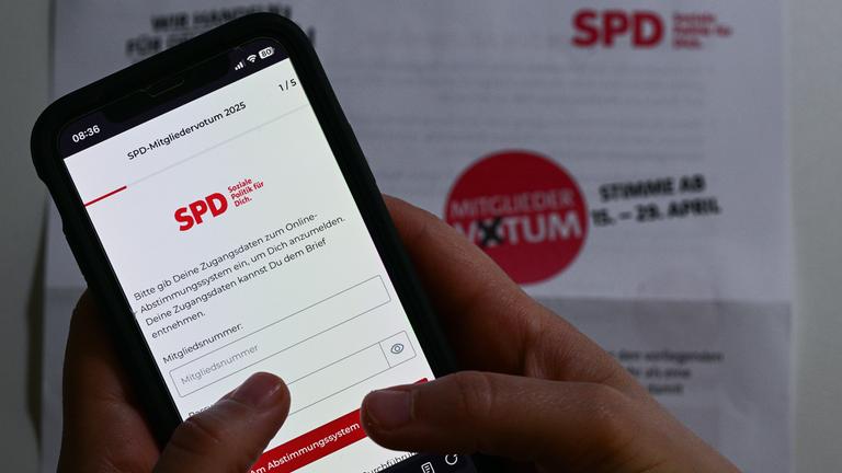 Berlin: Ein SPD-Mitglied stimmt im Mitgliedervotum der Partei über den ausgehandelten Koalitionsvertrag ab.