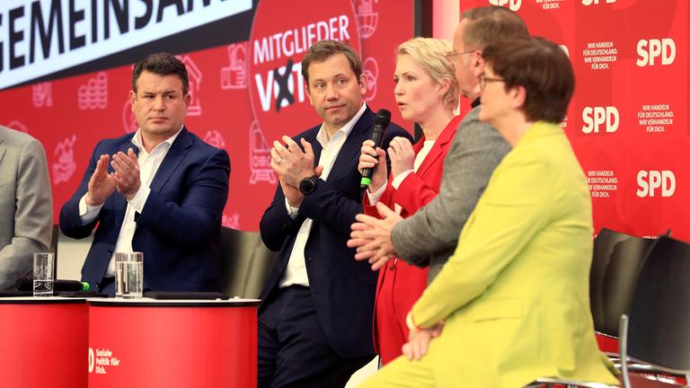 Hubertus Heil, Lars Klingbeil, Manuela Schwesig, Boris Pistorius und Saskia Esken bei der Dialogkonferenz zum Start des SPD-Mitgliedervotum