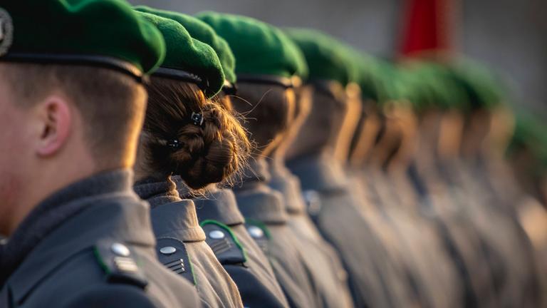 Soldatinnen und Soldaten des Wachbataillons der Bundeswehr treten an zu einem Empfang im Bendlerblock in Berlin am 10.02.2025.