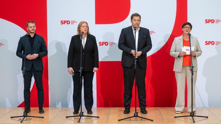 Berlin: Tim Klüssendorf (SPD, l-r), Bärbel Bas (SPD), Bundesarbeitsministerin, Lars Klingbeil (SPD), Bundesminister der Finanzen und Vizekanzler und Saskia Esken (SPD), Co-Parteichefin der SPD, stehen bei einer Pressekonferenz. 