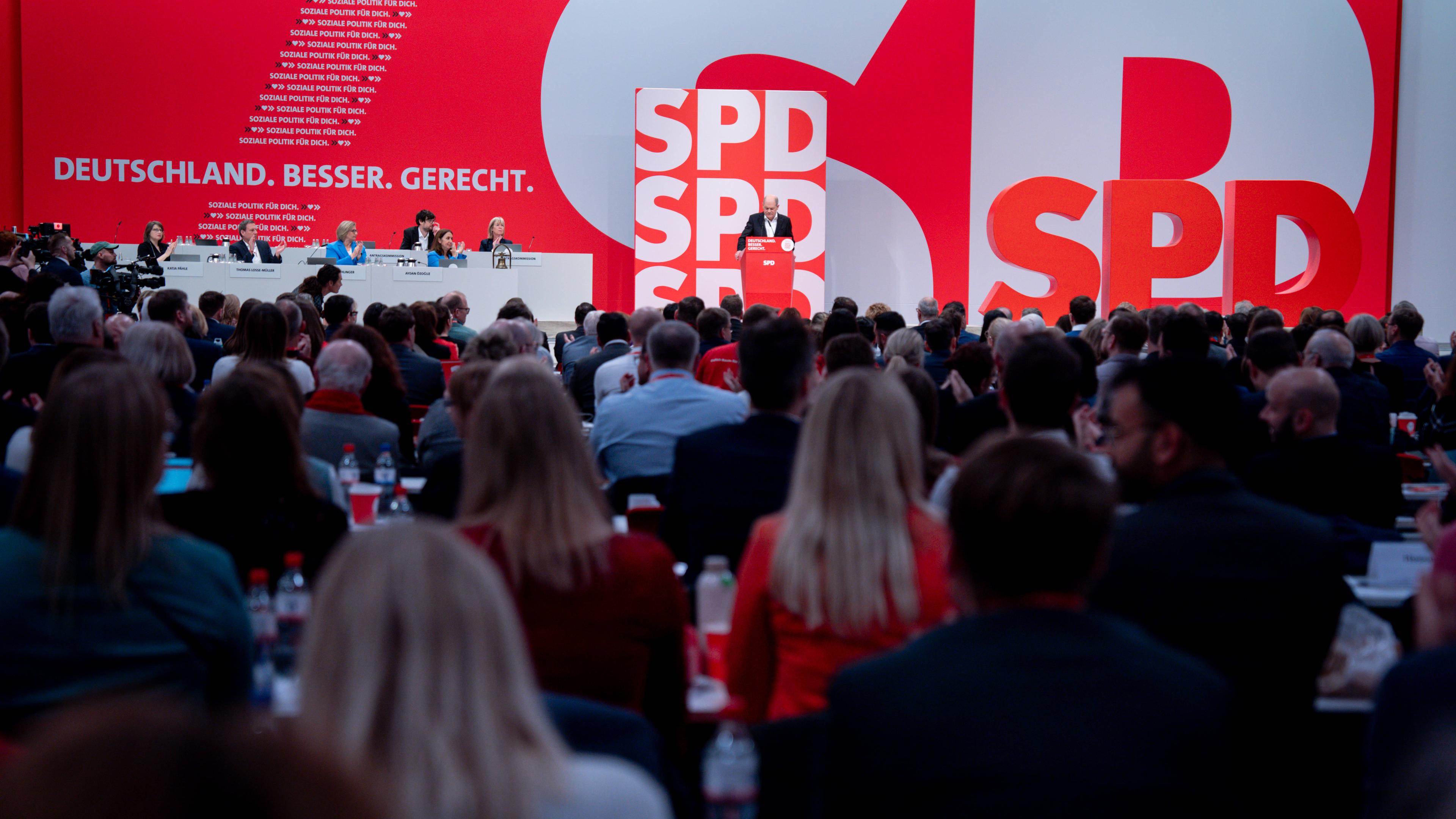 Bundeskanzler Olaf Scholz auf der Bühne